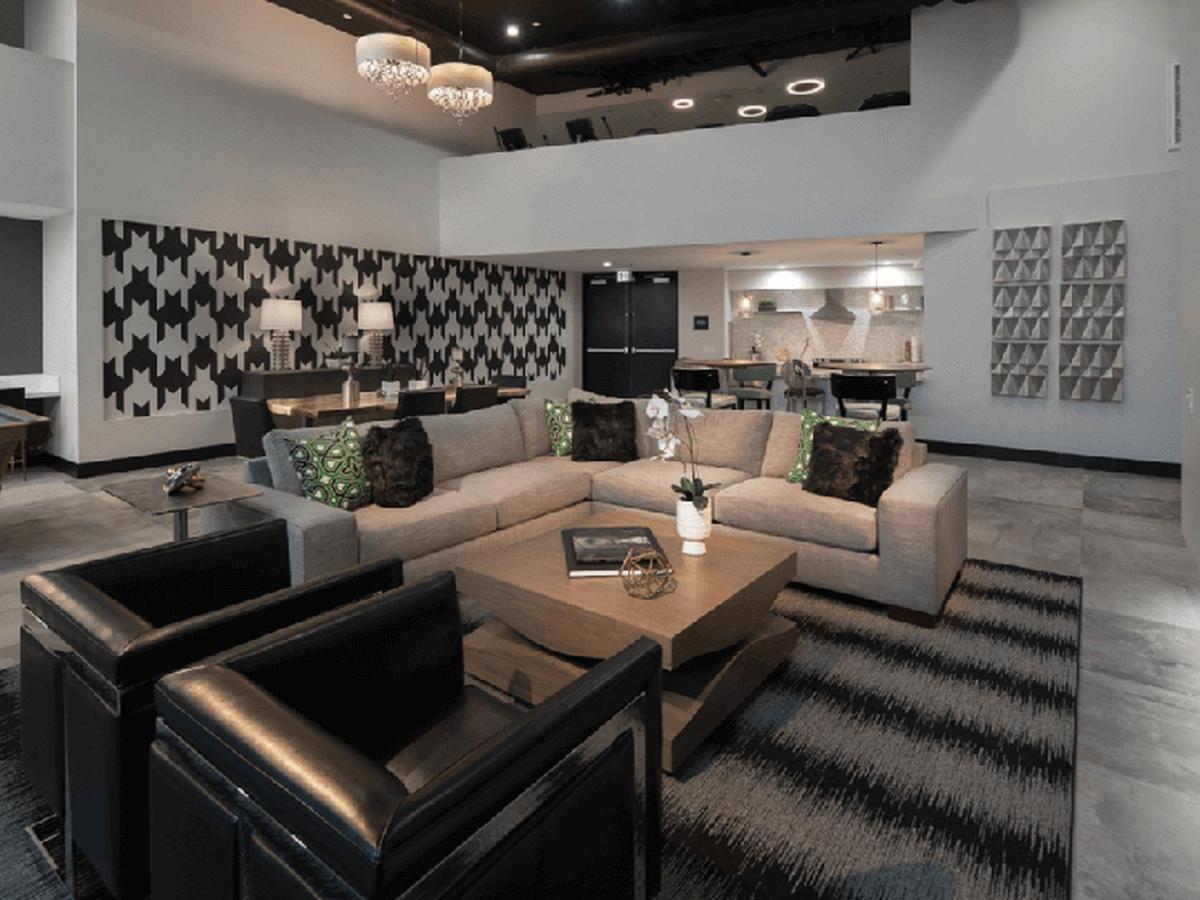 One Lux At The Mansfield Miracle Mile * Los Ángeles